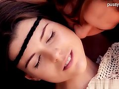 Great looking girl met a handsome guy during a vacation and had casual sex with him